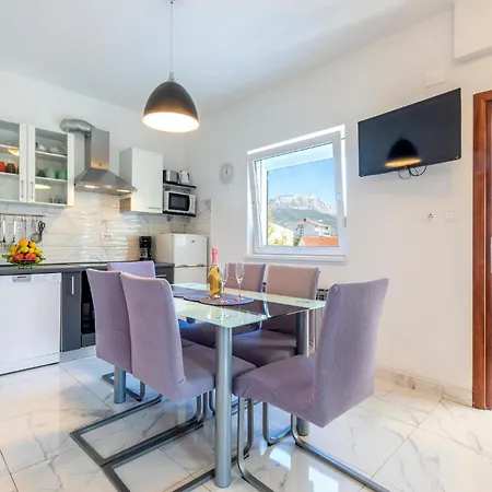 In Kastel Stari With Kitchen Apartment *