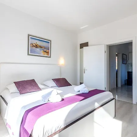 Apartment In Kastel Stari With Kitchen Kastela