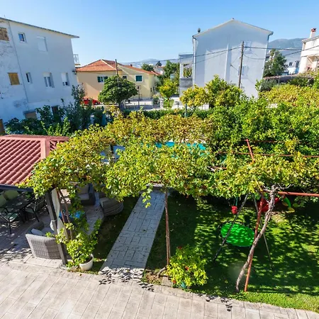 In Kastel Stari With Kitchen Apartment