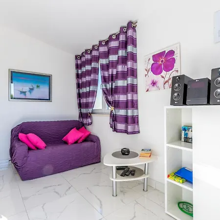 In Kastel Stari With Kitchen * Kastela