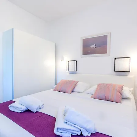 Apartment In Kastel Stari With Kitchen *