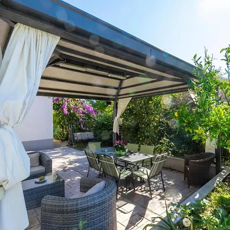 Apartment In Kastel Stari With Kitchen